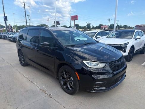 Used 2025 Chrysler Pacifica Limited AWD/4WD image 3