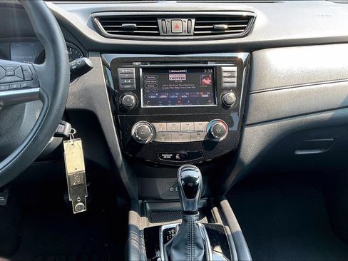 Used 2018 Nissan Rogue S AWD/4WD image 7