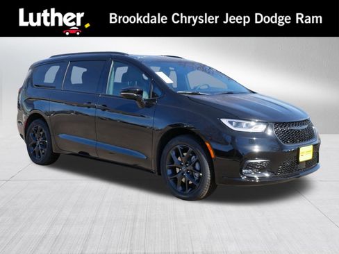 New 2026 Chrysler Pacifica Select w/ S Appearance Package image 1