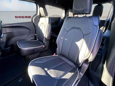 New 2026 Chrysler Pacifica Limited image 13