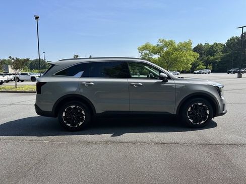 Used 2024 Kia Sorento S w/ Panoramic Sunroof Package FWD image 10