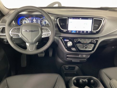 New 2026 Chrysler Pacifica Select image 10