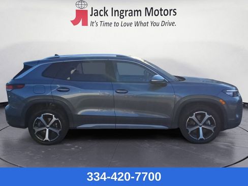 New 2025 Volkswagen Tiguan SE image 6