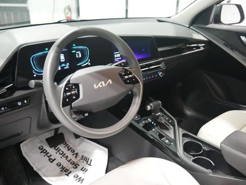 Used 2023 Kia Niro EX image 9