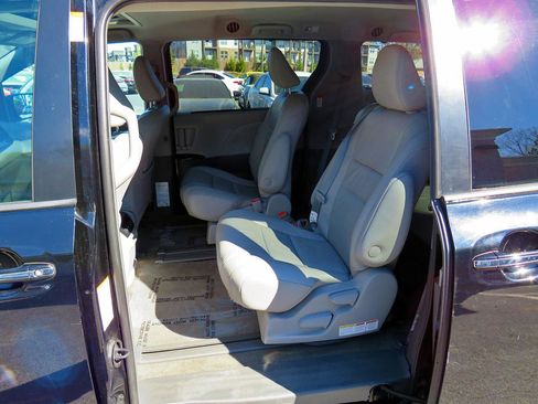 Used 2019 Toyota Sienna XLE FWD image 14