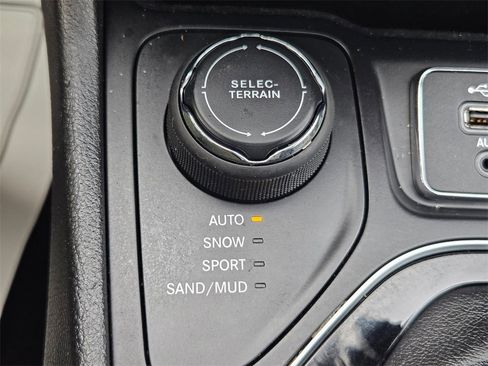 Used 2019 Jeep Cherokee Overland w/ Technology Group image 31