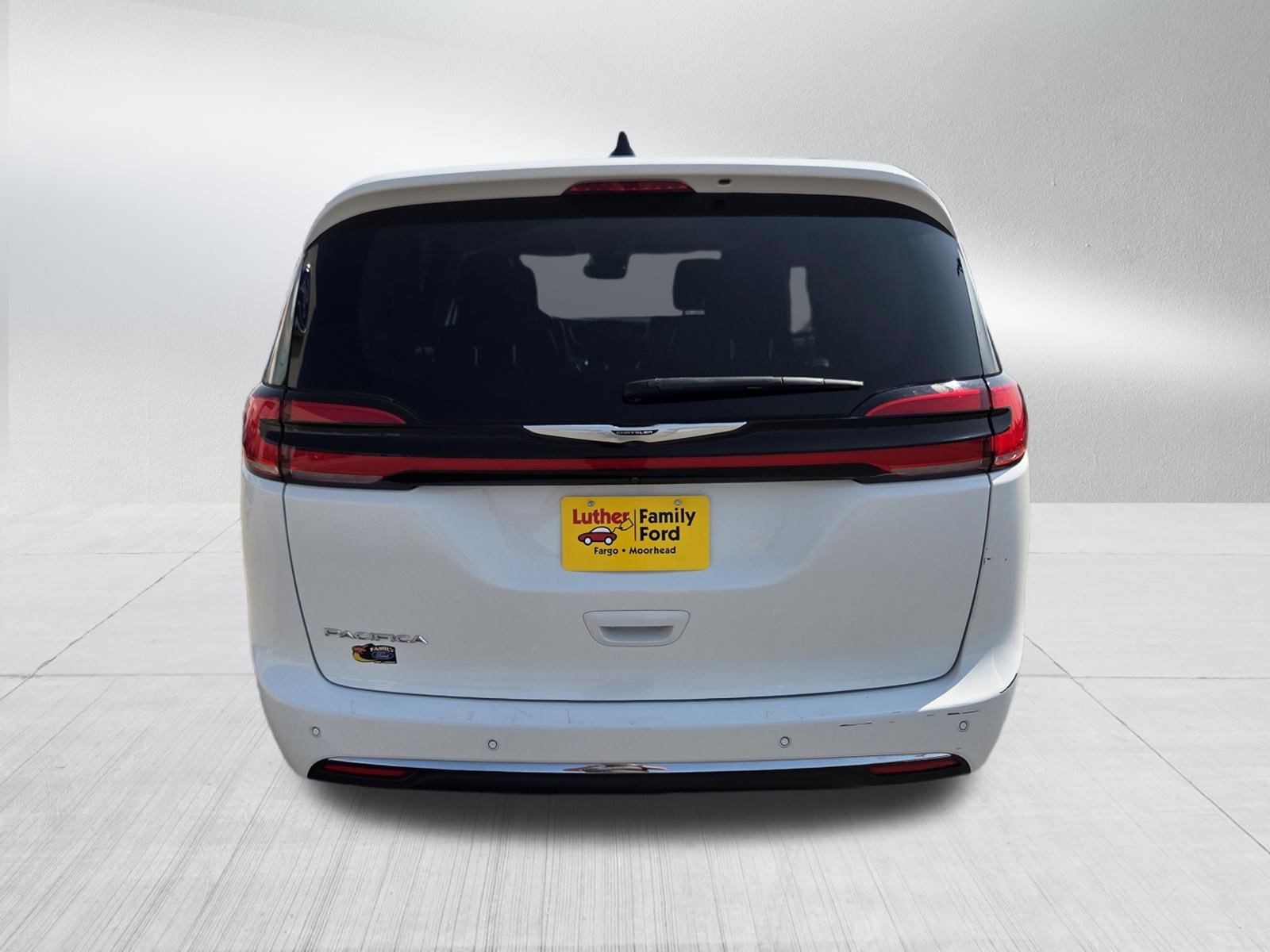 Used 2024 Chrysler Pacifica Touring-L FWD image 6