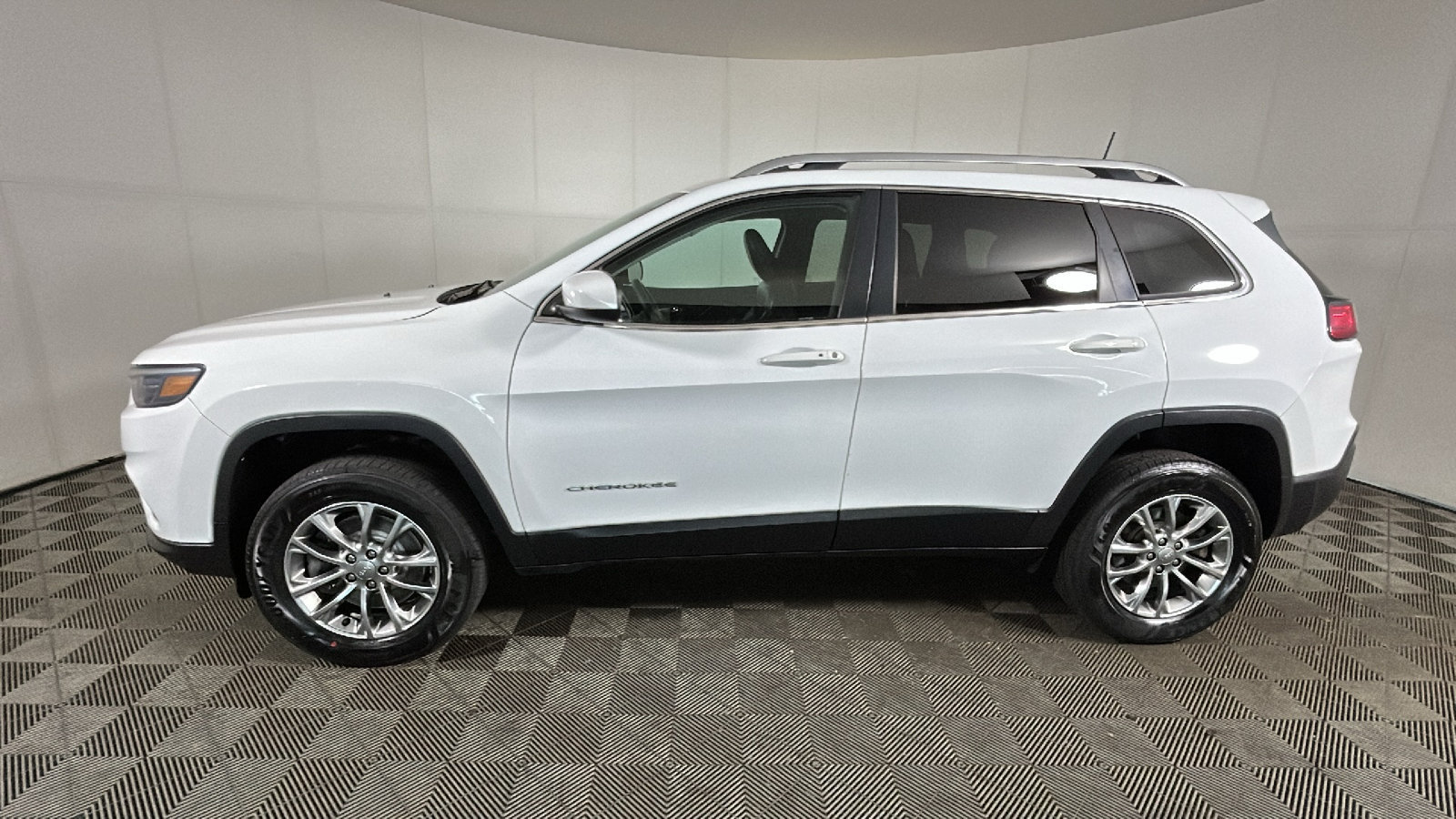 Used 2019 Jeep Cherokee Latitude Plus w/ Comfort/Convenience Group AWD/4WD image 7