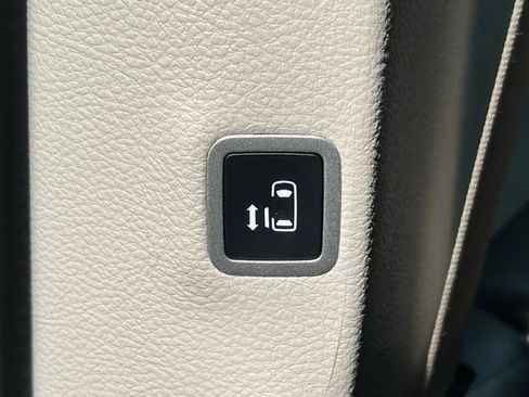 Used 2024 Chrysler Pacifica Limited FWD image 39