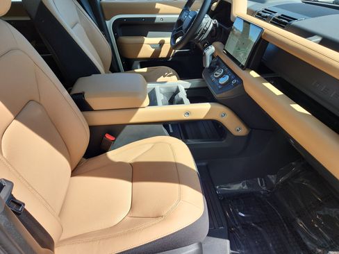 New 2025 Land Rover Defender 110 V8 image 3