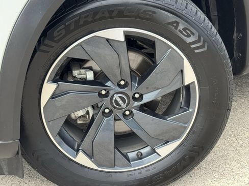 Used 2024 Nissan Rogue SV AWD/4WD image 29