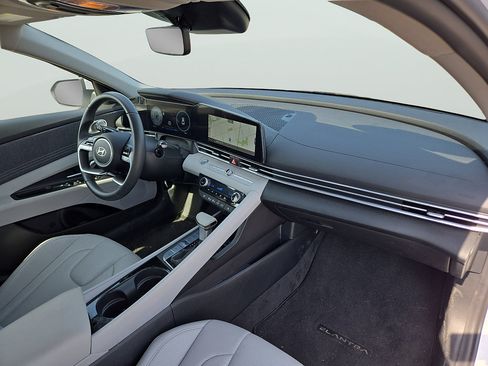 Certified 2025 Hyundai Elantra Limited FWD image 33