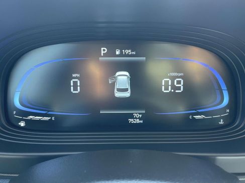 Used 2025 Hyundai Venue Limited image 22