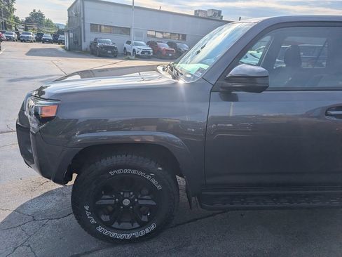 Used 2018 Toyota 4Runner SR5 AWD/4WD image 2