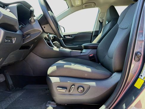 Used 2025 Toyota RAV4 XLE AWD/4WD image 19
