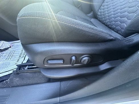 Used 2019 Chevrolet Equinox LT w/ Driver Convenience Package image 11