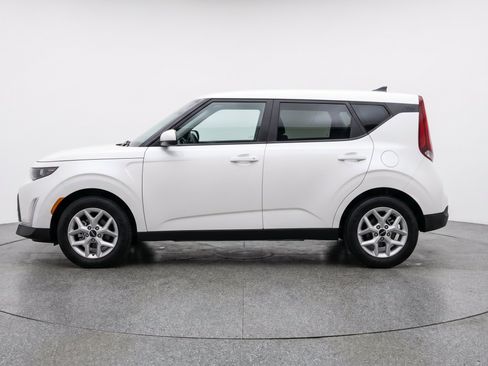 Used 2025 Kia Soul LX w/ LX Technology Package FWD image 5