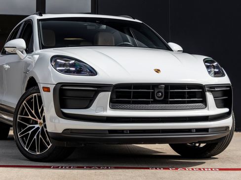 Certified 2024 Porsche Macan AWD/4WD image 9