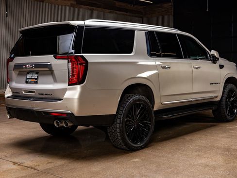 Used 2024 GMC Yukon XL Denali w/ Advanced Technology Package image 10