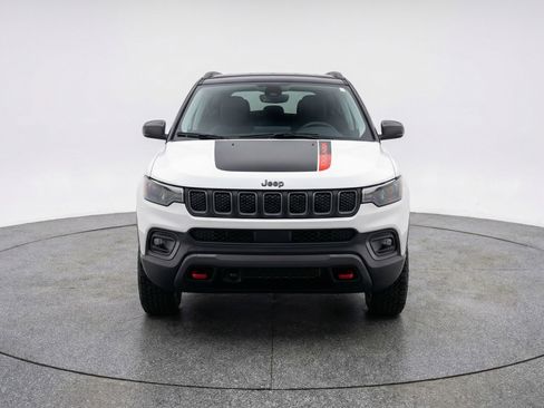 Used 2025 Jeep Compass Trailhawk image 2