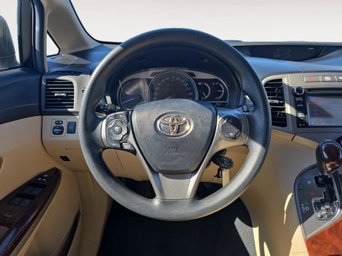 Used 2013 Toyota Venza LE w/ LE Convenience Pkg image 11