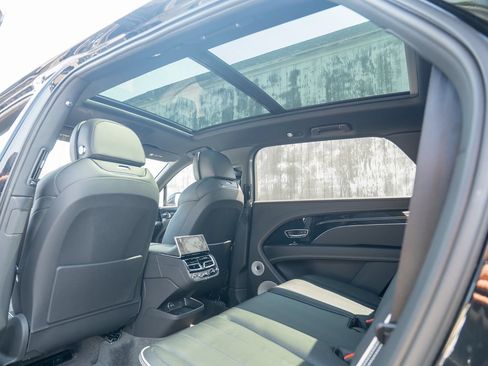 Used 2024 Bentley Bentayga Extended Wheelbase AWD/4WD image 34