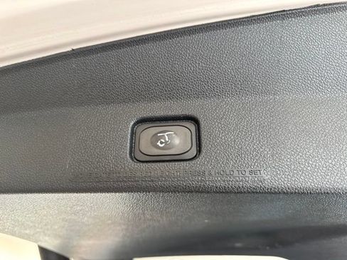 Used 2018 Ford Explorer XLT w/ Equipment Group 202A AWD/4WD image 32
