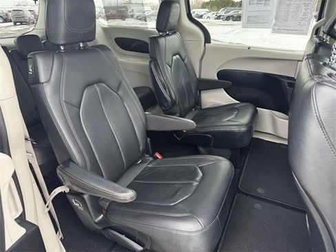 Certified 2019 Chrysler Pacifica Touring-L image 16