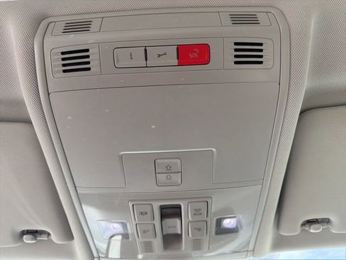 Used 2018 Volkswagen Tiguan SEL image 26