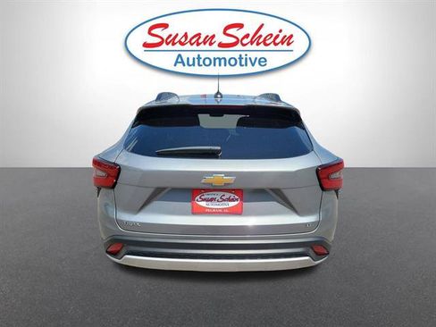 Used 2025 Chevrolet Trax LT FWD image 24