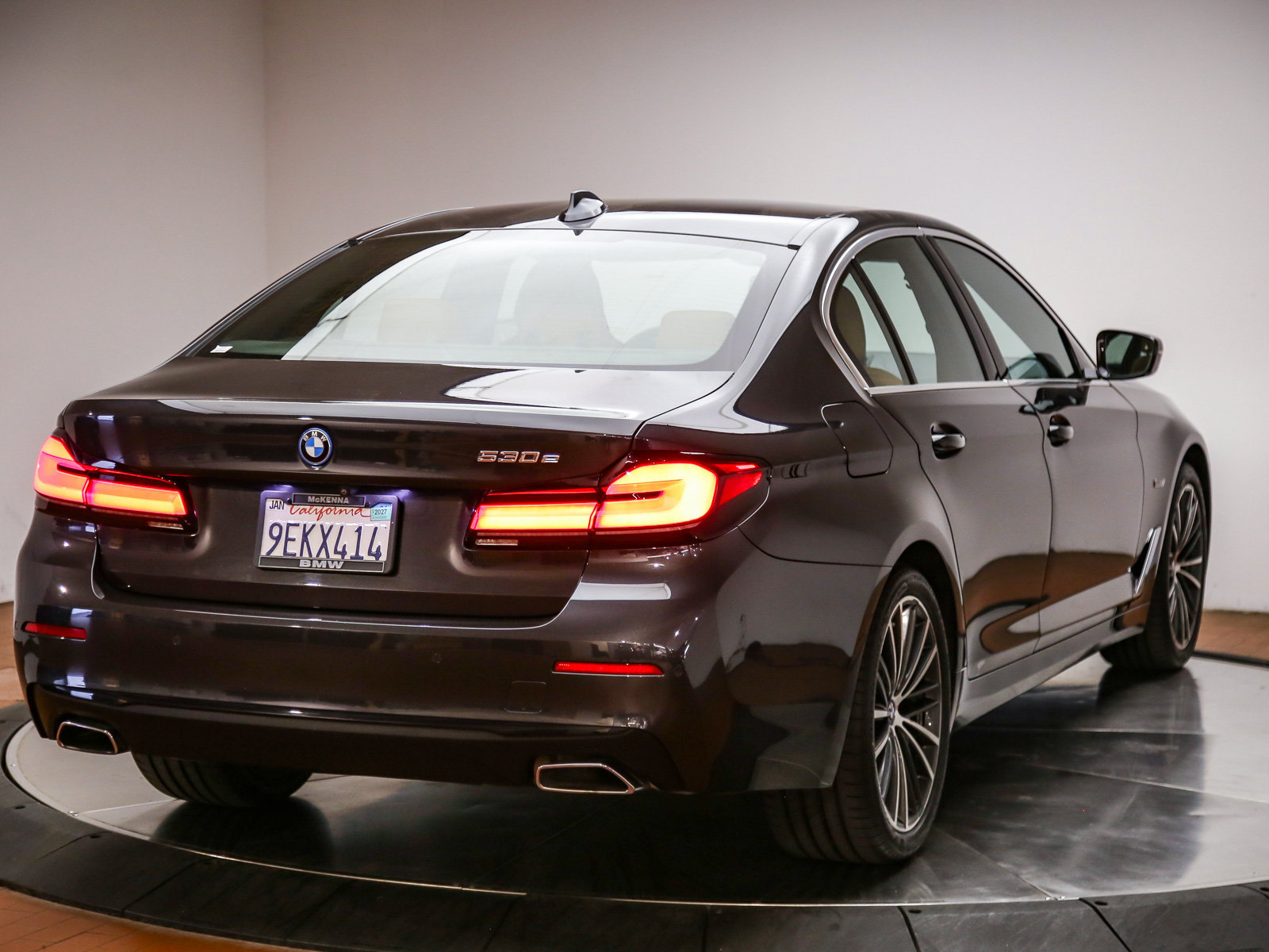 Certified 2023 BMW 530e w/ Convenience Package RWD image 7