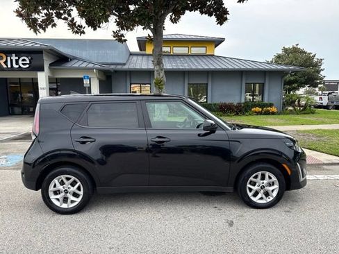Used 2025 Kia Soul LX w/ LX Technology Package FWD image 8