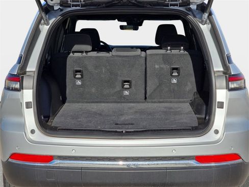 Used 2025 Jeep Grand Cherokee Laredo w/ Luxury Tech Group I image 12