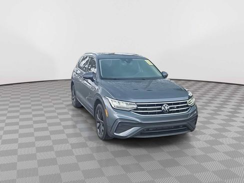 Used 2024 Volkswagen Tiguan SE FWD image 3