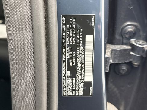 Used 2025 Volvo XC60 B5 Plus image 25