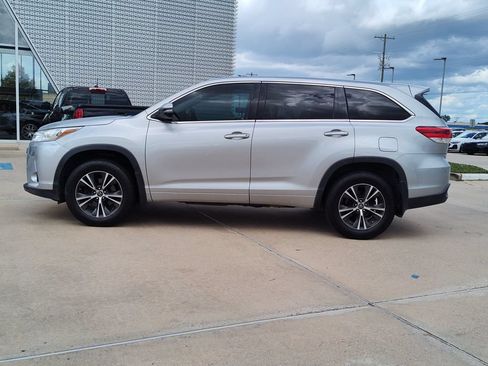 Used 2018 Toyota Highlander LE FWD image 4