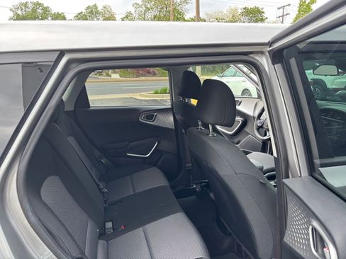Used 2025 Kia Soul LX w/ LX Technology Package FWD image 23