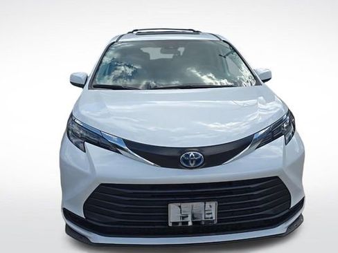 Used 2024 Toyota Sienna LE w/ LE Plus Package image 2