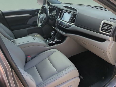 Used 2019 Toyota Highlander XLE FWD image 19
