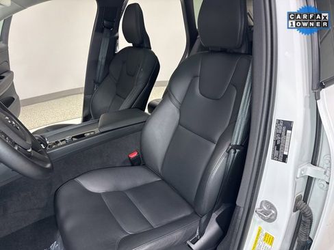 Used 2025 Volvo XC60 B5 Core image 13