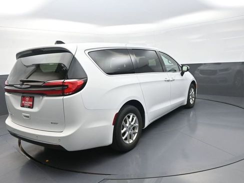 Used 2023 Chrysler Pacifica Touring-L FWD image 8