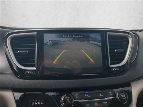 Used 2024 Chrysler Pacifica Touring-L image 14