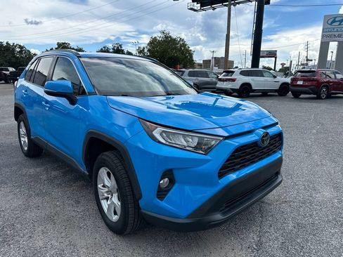 Used 2021 Toyota RAV4 XLE w/ Convenience Package FWD image 2