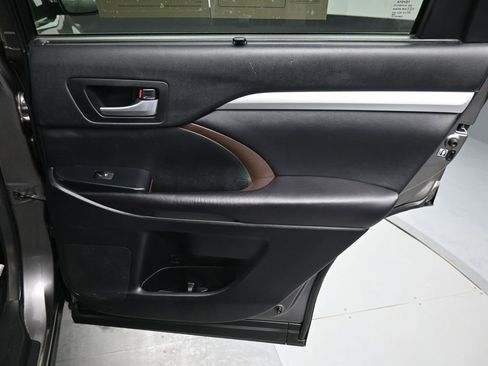 Used 2016 Toyota Highlander XLE image 29