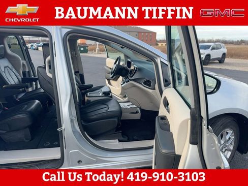 Used 2024 Chrysler Pacifica Touring-L image 12