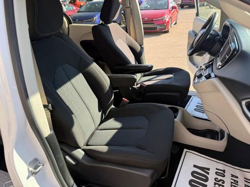 Used 2022 Chrysler Voyager LX image 22