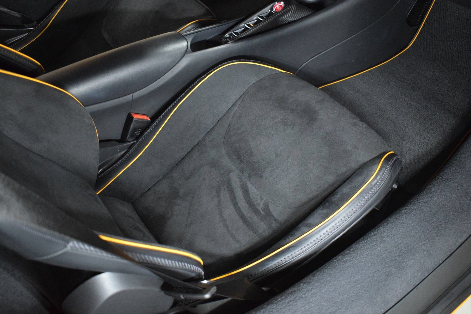 Used 2024 McLaren Artura RWD image 18