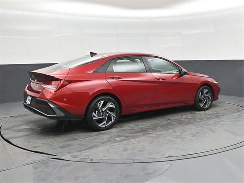 Used 2025 Hyundai Elantra SEL image 3