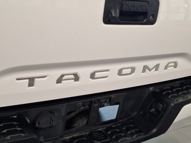 Used 2016 Toyota Tacoma Limited w/ Towing Package AWD/4WD image 32