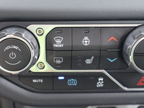 Used 2025 Jeep Wrangler Unlimited Sahara AWD/4WD image 23